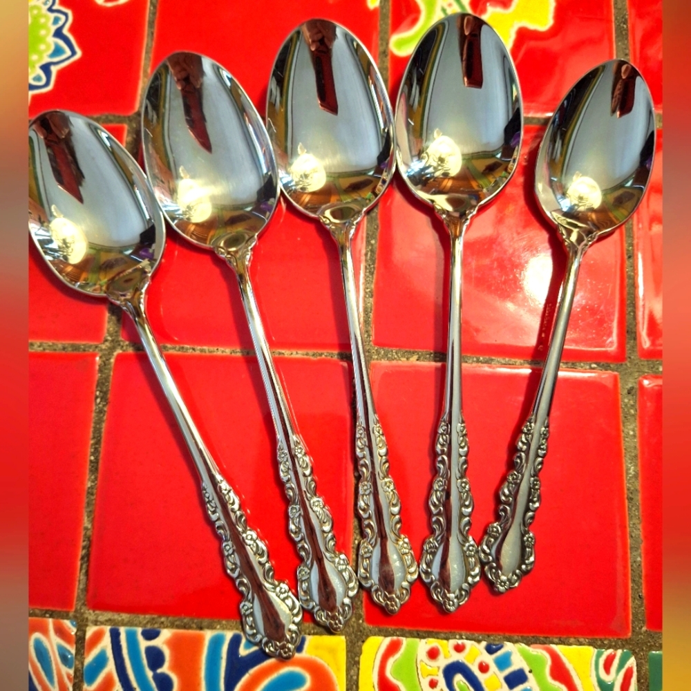 Oneida Stainless Shelley 4 Oval Soups & 1 Teaspoon Vintage 1976-88 New Old Stock